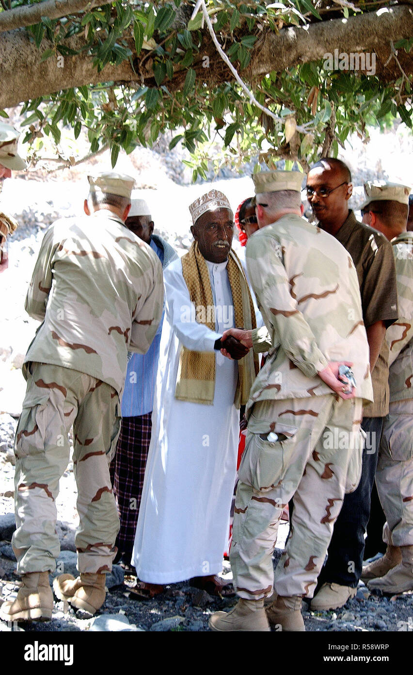 2006 - Der Sultan von Tadjoura der Frau Abgeordneten Abdoulaker Moumat Houmed (Mitte), grüßt der US Navy (USN) Mitarbeitern zugewiesen, die Combined Joint Task Force Horn von Afrika (CJTF-HOA), während ein eingeladener Besuch in seinem Haus in Bankouale, Djibouti. Stockfoto