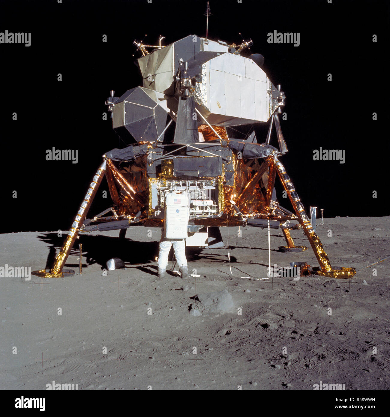 (20. Juli 1969) - - - Astronaut Edwin E. Aldrin Jr., Lunar Module Pilot, bereitet für die Bereitstellung des frühen Apollo wissenschaftliche Experimente Paket (EASEP) während der Apollo 11 Lunar Surface Extra Vehicular Activity (EVA). Stockfoto