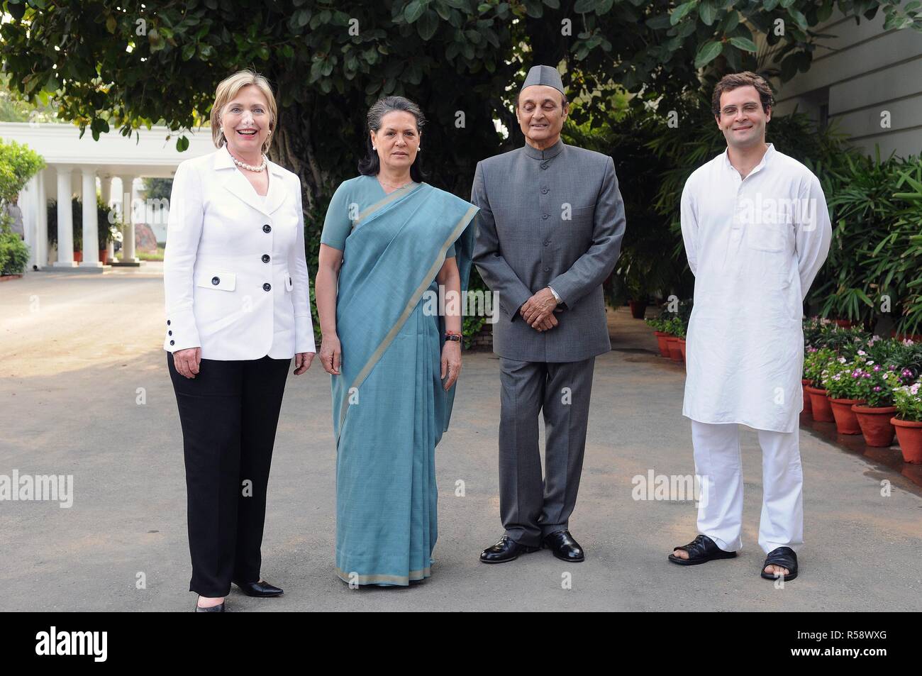 2009 - US-Außenministerin Hillary Rodham Clinton, Präsident der Kongresspartei Sonia Gandhi, ehemaliger Außenminister der Union Karan Singh und All-India Congress Committee Generalsekretär Rahul Gandhi treffen in Neu Delhi, Indien Stockfoto