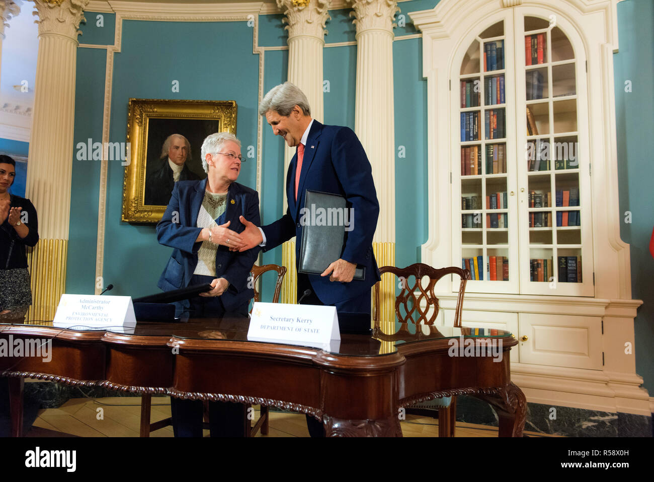 2/18/2015 - Abteilung der staatlichen Überwachung der Luft - Administrator Gina McCarthy und Außenminister John Kerry Stockfoto