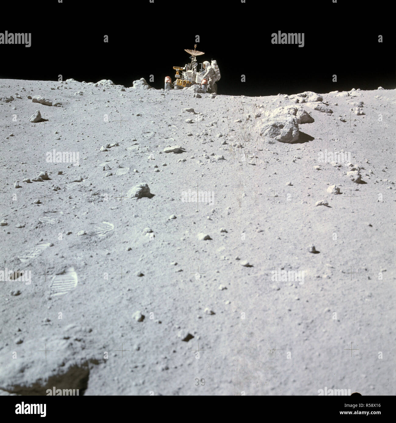 (23 April 1972) - - - Astronaut Charles M.Herzog Jr. arbeitet an der Vorderseite des Lunar Roving Vehicle (LRV) in diesem Felsen Feld an einem Norden Ray Krater geologische Website während der dritten Extra Vehicular Activity der Mission (EVA) am 23. April 1972 geparkt. Stockfoto