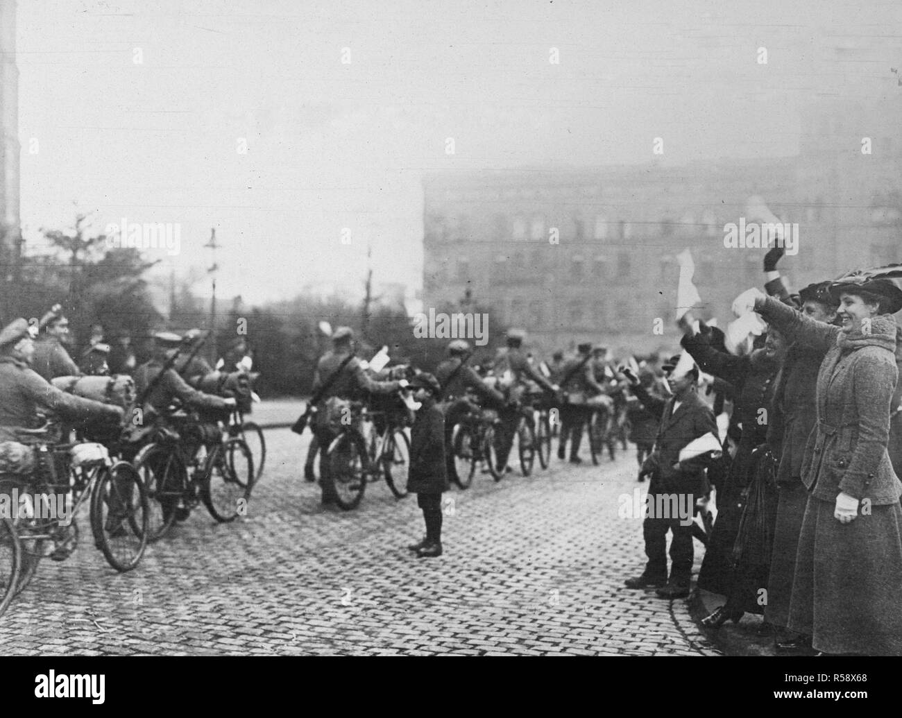 Deutsche Revolution - Regierung Truppen mobilisieren Ebert in Deutschland zu unterstützen. Loslösung der Deutschen Fahrrad corps marschieren durch die Straßen von Köln nach der Mobilisierung der Regierung Ebert zu erleichtern kann. 1918-1919 Stockfoto