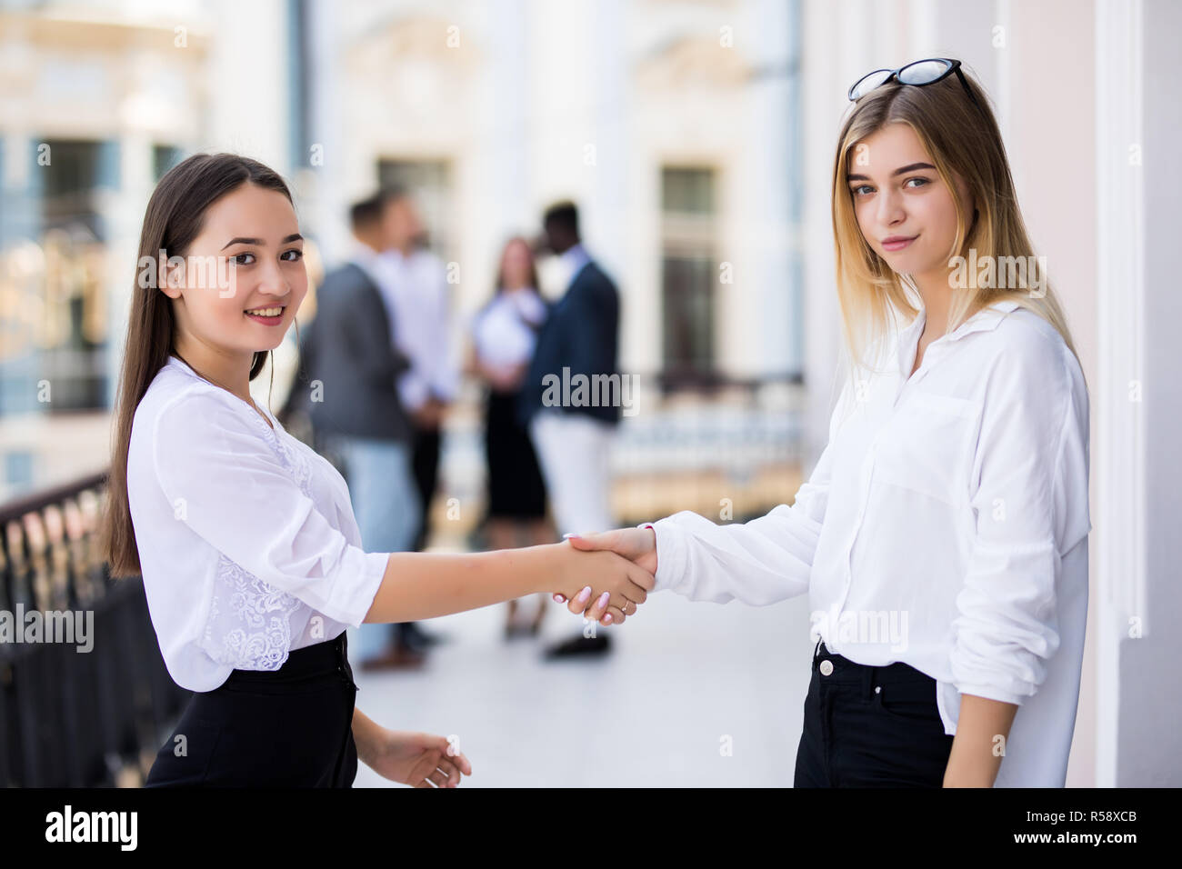 Bild von zwei zuversichtlich Geschäftsfrauen handshaking Stockfoto