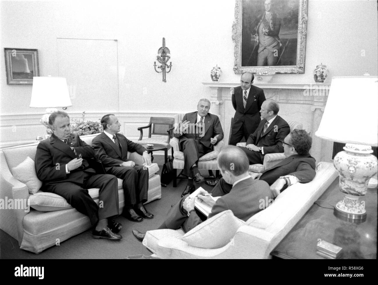 Präsident Ford und Edward Gierek, Erster Sekretär des Zentralkomitees der Polnischen Vereinigten Arbeiterpartei (PZPR), Treffen im Oval Office, während eines offiziellen Staatsbesuch. Ebenfalls vorhanden sind Stellvertretender Ministerpräsident der Planung Kommission der Volksrepublik Polen Mieczyslaw Jagielski, Minister für Auswärtige Angelegenheiten der Volksrepublik Polen Stephan Olszowska, Staatssekretär Henry Kissinger, nationaler Sicherheitsberater Brent Scowcroft, Generalleutnant und Dolmetscher Henryk Sokalski. Oktober 8, 1974. Stockfoto
