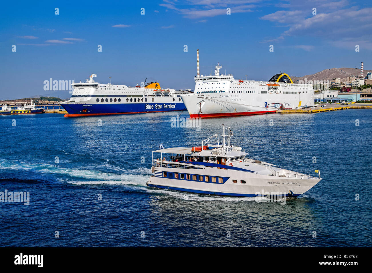 Broufas Schiffe Passagierfähre Georgios Mproufas II mit Blue Star 1&Elyros Hafen von Piräus Athen Griechenland Europa Stockfoto