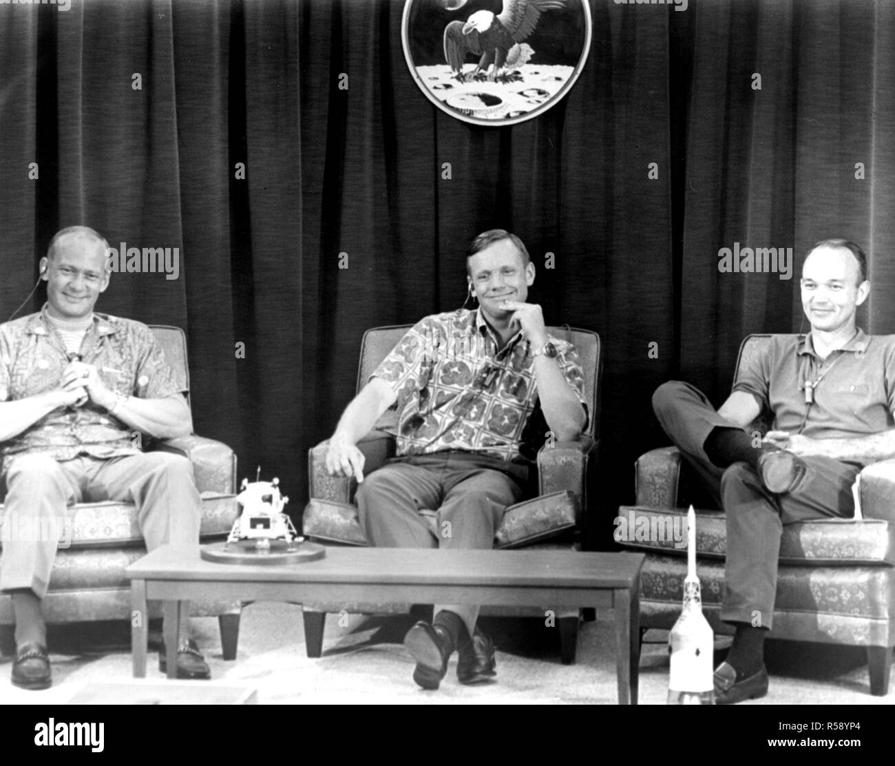 Apollo 11 Crew Mitglieder (L-R) Edwin Aldrin, Neil Armstrong, Michael Collins wurden durch eine Frage während einer geschlossenen Kreislauf Pressekonferenz die Nacht gestellt, bevor sie ihre historischen ersten Mondlandung Mission begann amüsiert. Stockfoto