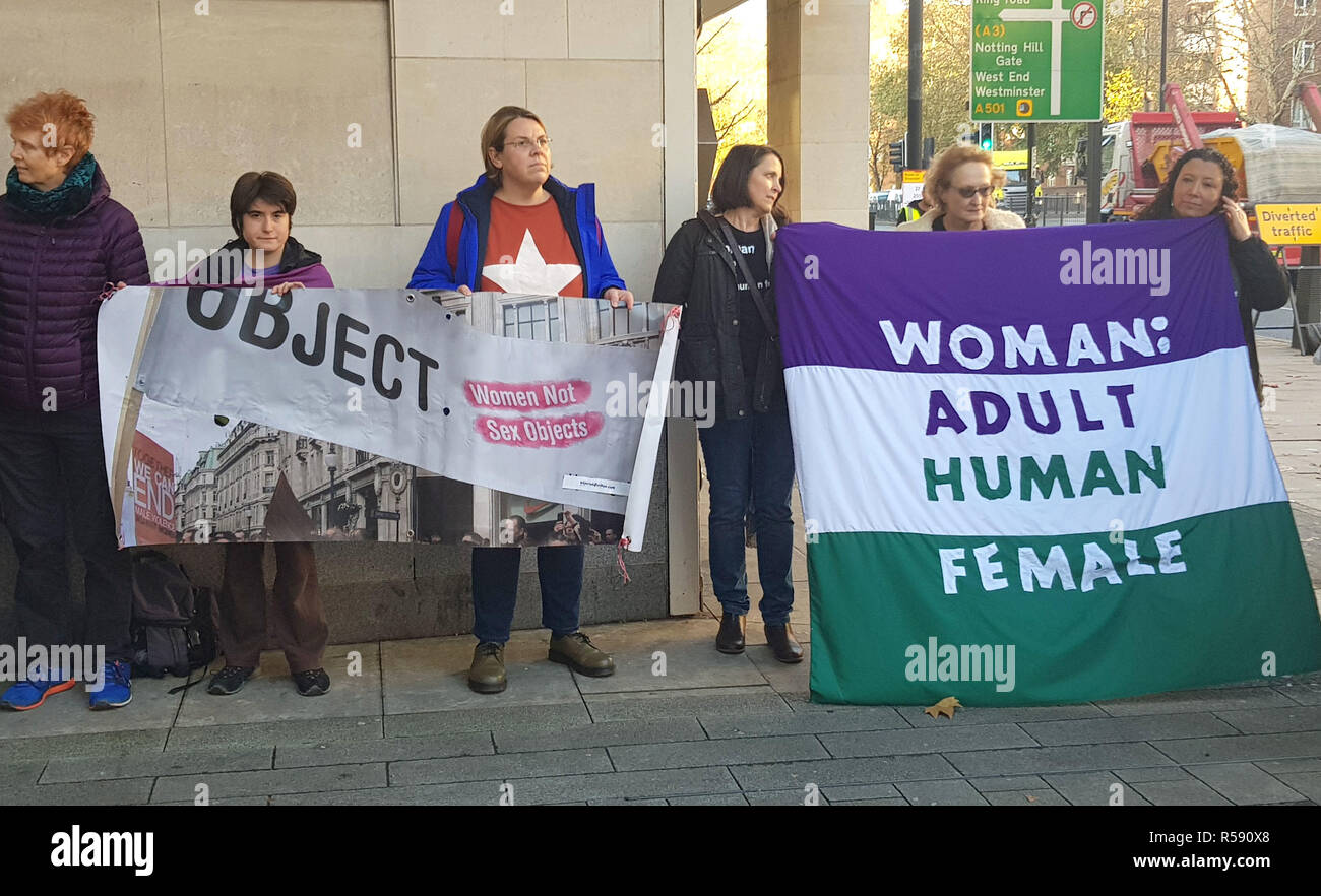 Befürworter der Linda Bellos und Venedig Allen außerhalb Westminster Magistrates Court, London, vor eine Anhörung, in der die gegen die Veteran Labour Party Aktivist beschuldigt, bedrohliche Kommentare gegenüber Transgender fallengelassen wurde. Stockfoto