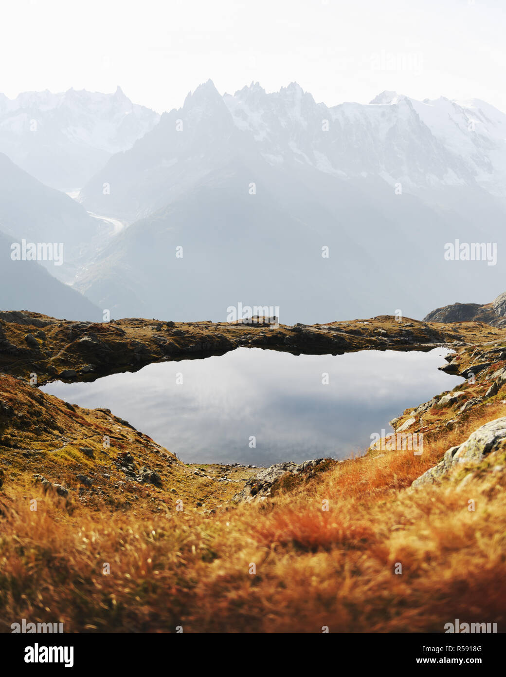 Sonnenuntergang auf See Lac de Cheserys Chesery in Frankreich Alpen. Monte Bianco Bergkette im Hintergrund. Vallon de Berard Nature Preserve, Chamonix Stockfoto
