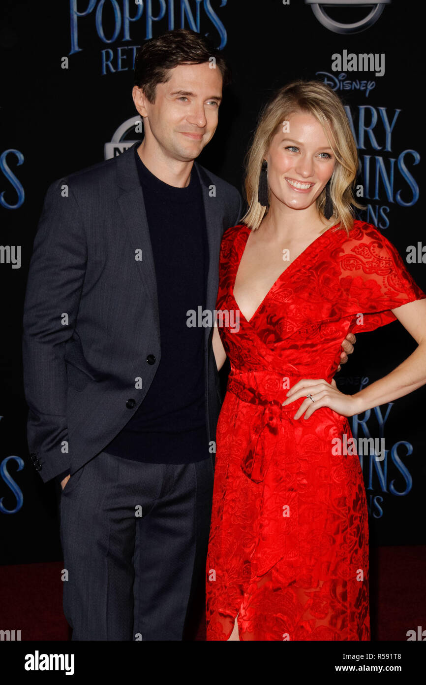 Hollywood, Kalifornien, USA. 29. November 2018. Topher Grace und Ashley Hinshaw bei der Weltpremiere von Disney's 'Mary Poppins' zurück an den Dolby Theatre in Hollywood, CA, November 29, 2018 statt. Foto von Joseph Martinez/PictureLux Credit: PictureLux/Hollywood Archiv/Alamy leben Nachrichten Stockfoto
