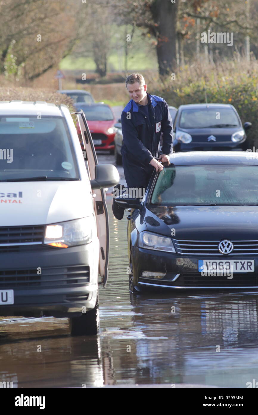 Whitford, Devon, Großbritannien. 30. November 2018. UK Wetter: Fahrer gerettet, nachdem er versuchte, sein Fahrzeug durch eine Straße vom Fluss Ax überflutet nach zwei Tagen der Sturm Credit: Savo Ilic/Alamy Leben Nachrichten zu fahren Stockfoto