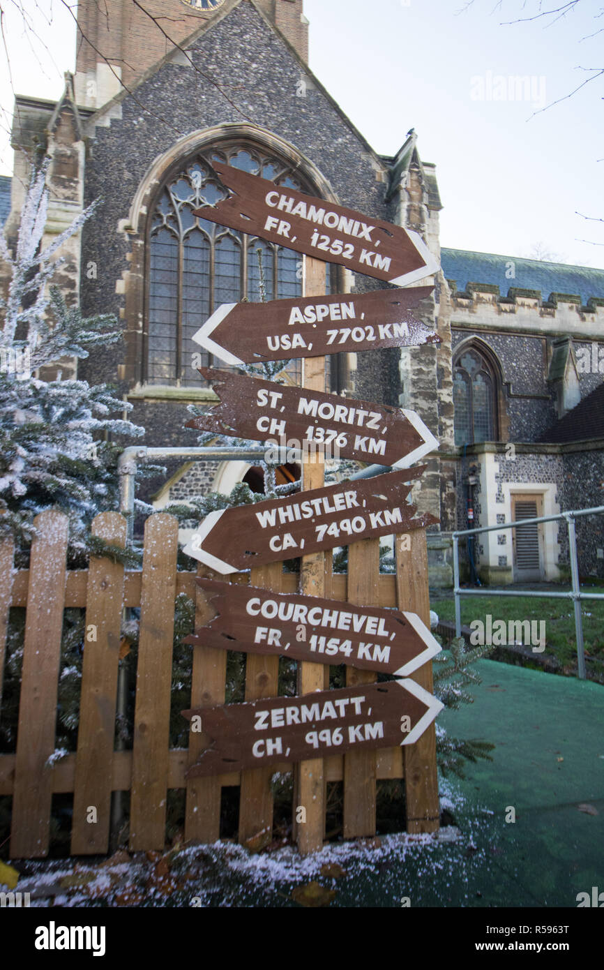 Kingston Surrey, Großbritannien. 30. November 2018. Ein alpines Dorf Lebensmittelmarkt öffnet sich für die Weihnachtszeit mit Schweizer und alpine Themenrestaurants und Bars im Zentrum von Kingston Upon Thames Credit: Amer ghazzal/Alamy leben Nachrichten Stockfoto