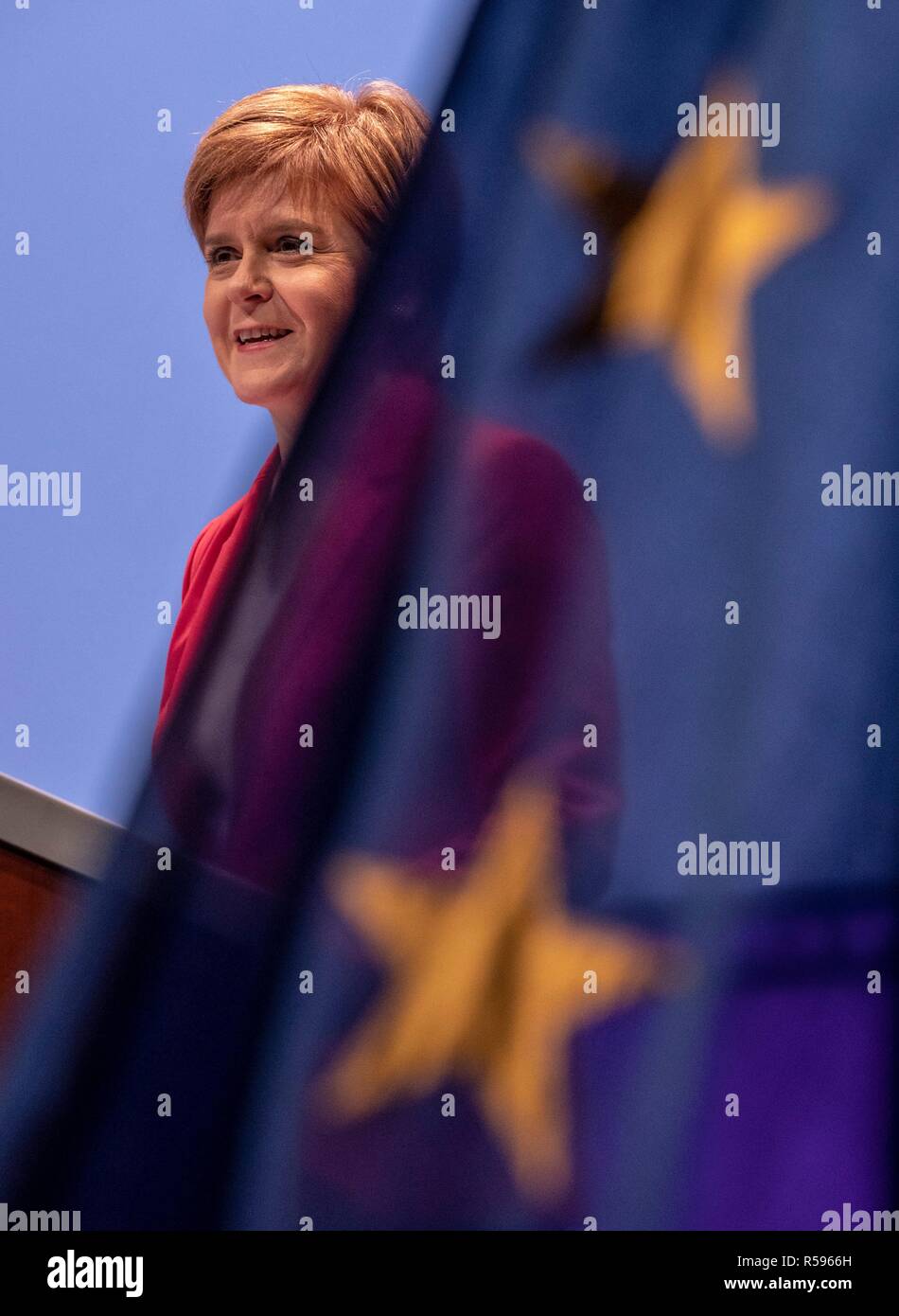 Edinburgh, Schottland, Großbritannien. 30. November 2018. Erster Minister von Schottland, Nicola Sturgeon nimmt an der Konferenz teil, die Schlusssitzung der Eurocities-2018. Sie teilt die Bühne mit Junge Botschafter, wie sie auf ihre Schlussfolgerungen aus der dreitägigen Konferenz in einer Sitzung unter dem Vorsitz von BBC-Journalist Allan wenig reflektieren. 1986 gegründet, EUROCITIES ist ein Netzwerk von europäischen Großstädten, in denen lokale Regierungen, die für 130 Millionen Bürger in 39 Ländern verantwortlich sind. Credit: Rich Dyson/Alamy leben Nachrichten Stockfoto