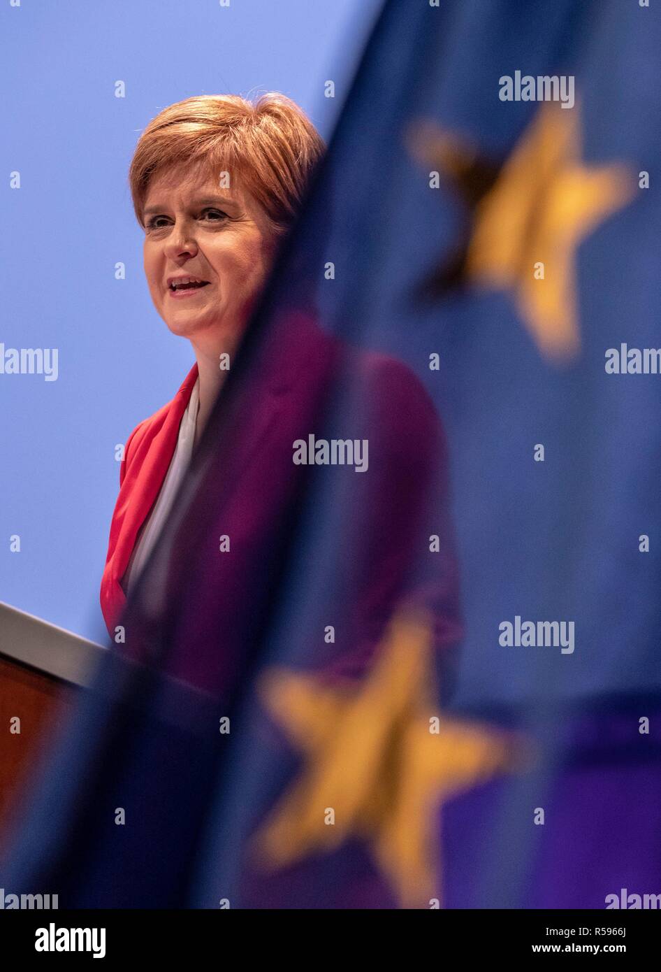 Edinburgh, Schottland, Großbritannien. 30. November 2018. Erster Minister von Schottland, Nicola Sturgeon nimmt an der Konferenz teil, die Schlusssitzung der Eurocities-2018. Sie teilt die Bühne mit Junge Botschafter, wie sie auf ihre Schlussfolgerungen aus der dreitägigen Konferenz in einer Sitzung unter dem Vorsitz von BBC-Journalist Allan wenig reflektieren. 1986 gegründet, EUROCITIES ist ein Netzwerk von europäischen Großstädten, in denen lokale Regierungen, die für 130 Millionen Bürger in 39 Ländern verantwortlich sind. Credit: Rich Dyson/Alamy leben Nachrichten Stockfoto