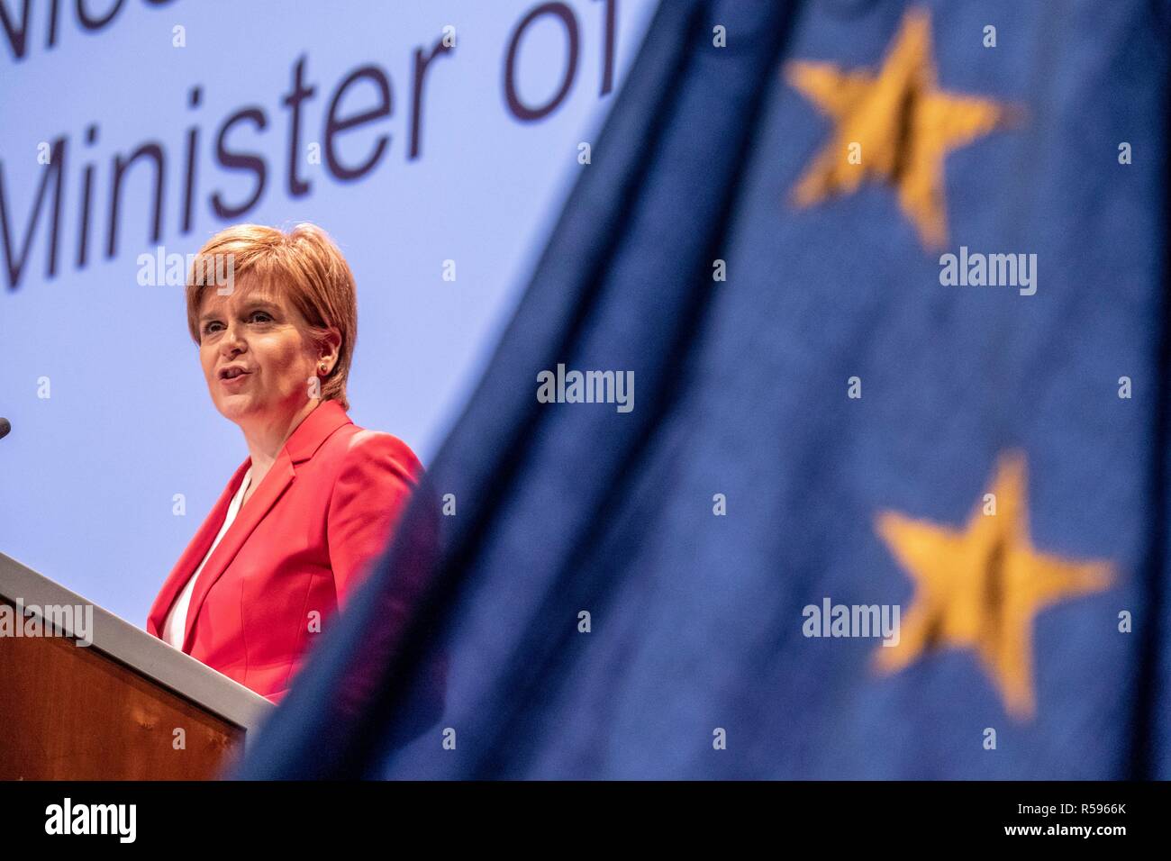 Edinburgh, Schottland, Großbritannien. 30. November 2018. Erster Minister von Schottland, Nicola Sturgeon nimmt an der Konferenz teil, die Schlusssitzung der Eurocities-2018. Sie teilt die Bühne mit Junge Botschafter, wie sie auf ihre Schlussfolgerungen aus der dreitägigen Konferenz in einer Sitzung unter dem Vorsitz von BBC-Journalist Allan wenig reflektieren. 1986 gegründet, EUROCITIES ist ein Netzwerk von europäischen Großstädten, in denen lokale Regierungen, die für 130 Millionen Bürger in 39 Ländern verantwortlich sind. Credit: Rich Dyson/Alamy leben Nachrichten Stockfoto