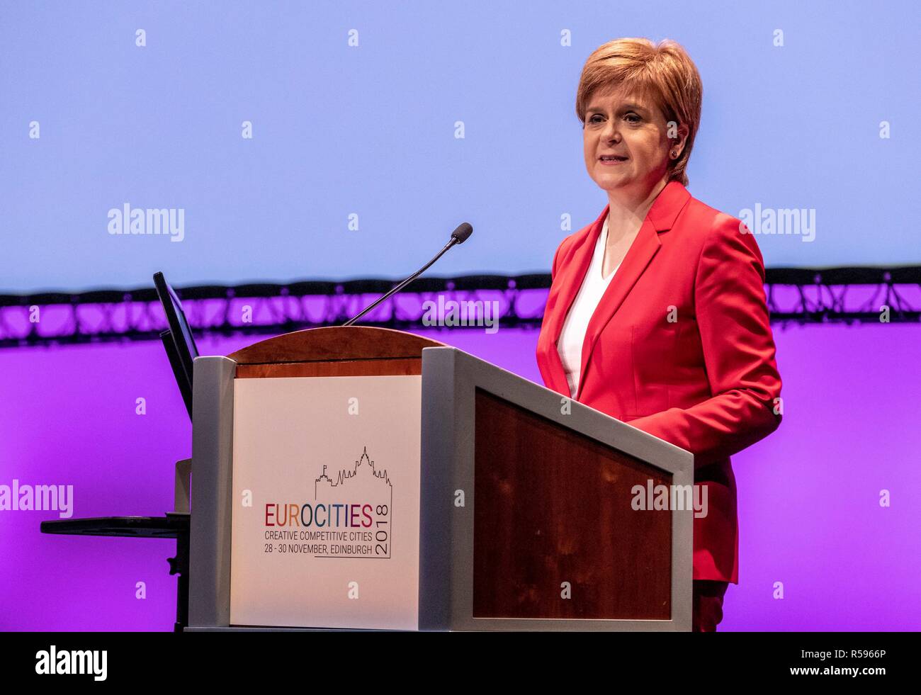 Edinburgh, Schottland, Großbritannien. 30. November 2018. Erster Minister von Schottland, Nicola Sturgeon nimmt an der Konferenz teil, die Schlusssitzung der Eurocities-2018. Sie teilt die Bühne mit Junge Botschafter, wie sie auf ihre Schlussfolgerungen aus der dreitägigen Konferenz in einer Sitzung unter dem Vorsitz von BBC-Journalist Allan wenig reflektieren. 1986 gegründet, EUROCITIES ist ein Netzwerk von europäischen Großstädten, in denen lokale Regierungen, die für 130 Millionen Bürger in 39 Ländern verantwortlich sind. Credit: Rich Dyson/Alamy leben Nachrichten Stockfoto