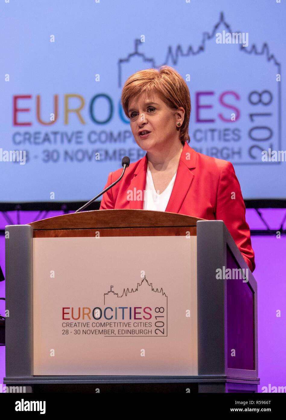 Edinburgh, Schottland, Großbritannien. 30. November 2018. Erster Minister von Schottland, Nicola Sturgeon nimmt an der Konferenz teil, die Schlusssitzung der Eurocities-2018. Sie teilt die Bühne mit Junge Botschafter, wie sie auf ihre Schlussfolgerungen aus der dreitägigen Konferenz in einer Sitzung unter dem Vorsitz von BBC-Journalist Allan wenig reflektieren. 1986 gegründet, EUROCITIES ist ein Netzwerk von europäischen Großstädten, in denen lokale Regierungen, die für 130 Millionen Bürger in 39 Ländern verantwortlich sind. Credit: Rich Dyson/Alamy leben Nachrichten Stockfoto