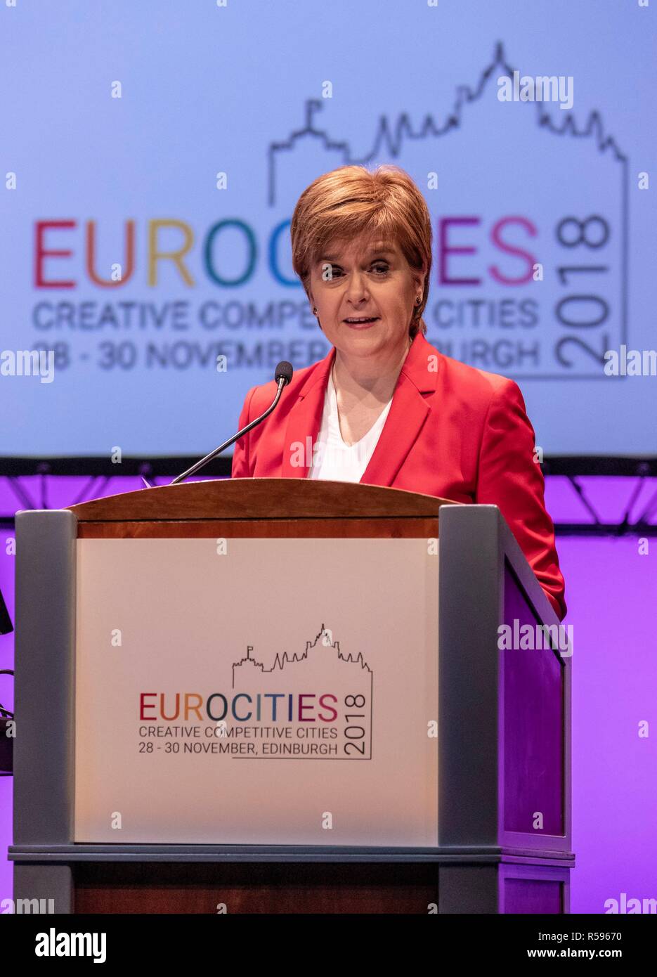 Edinburgh, Schottland, Großbritannien. 30. November 2018. Erster Minister von Schottland, Nicola Sturgeon nimmt an der Konferenz teil, die Schlusssitzung der Eurocities-2018. Sie teilt die Bühne mit Junge Botschafter, wie sie auf ihre Schlussfolgerungen aus der dreitägigen Konferenz in einer Sitzung unter dem Vorsitz von BBC-Journalist Allan wenig reflektieren. 1986 gegründet, EUROCITIES ist ein Netzwerk von europäischen Großstädten, in denen lokale Regierungen, die für 130 Millionen Bürger in 39 Ländern verantwortlich sind. Credit: Rich Dyson/Alamy leben Nachrichten Stockfoto