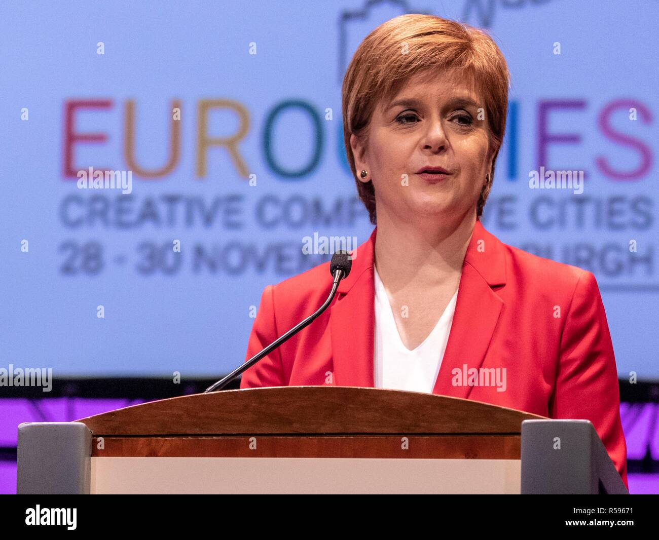 Edinburgh, Schottland, Großbritannien. 30. November 2018. Erster Minister von Schottland, Nicola Sturgeon nimmt an der Konferenz teil, die Schlusssitzung der Eurocities-2018. Sie teilt die Bühne mit Junge Botschafter, wie sie auf ihre Schlussfolgerungen aus der dreitägigen Konferenz in einer Sitzung unter dem Vorsitz von BBC-Journalist Allan wenig reflektieren. 1986 gegründet, EUROCITIES ist ein Netzwerk von europäischen Großstädten, in denen lokale Regierungen, die für 130 Millionen Bürger in 39 Ländern verantwortlich sind. Credit: Rich Dyson/Alamy leben Nachrichten Stockfoto