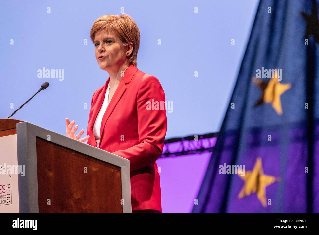 Edinburgh, Schottland, Großbritannien. 30. November 2018. Erster Minister von Schottland, Nicola Sturgeon nimmt an der Konferenz teil, die Schlusssitzung der Eurocities-2018. Sie teilt die Bühne mit Junge Botschafter, wie sie auf ihre Schlussfolgerungen aus der dreitägigen Konferenz in einer Sitzung unter dem Vorsitz von BBC-Journalist Allan wenig reflektieren. 1986 gegründet, EUROCITIES ist ein Netzwerk von europäischen Großstädten, in denen lokale Regierungen, die für 130 Millionen Bürger in 39 Ländern verantwortlich sind. Credit: Rich Dyson/Alamy leben Nachrichten Stockfoto