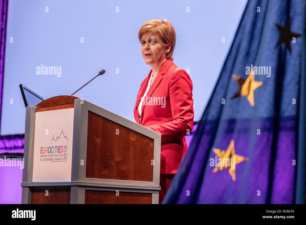 Edinburgh, Schottland, Großbritannien. 30. November 2018. Erster Minister von Schottland, Nicola Sturgeon nimmt an der Konferenz teil, die Schlusssitzung der Eurocities-2018. Sie teilt die Bühne mit Junge Botschafter, wie sie auf ihre Schlussfolgerungen aus der dreitägigen Konferenz in einer Sitzung unter dem Vorsitz von BBC-Journalist Allan wenig reflektieren. 1986 gegründet, EUROCITIES ist ein Netzwerk von europäischen Großstädten, in denen lokale Regierungen, die für 130 Millionen Bürger in 39 Ländern verantwortlich sind. Credit: Rich Dyson/Alamy leben Nachrichten Stockfoto