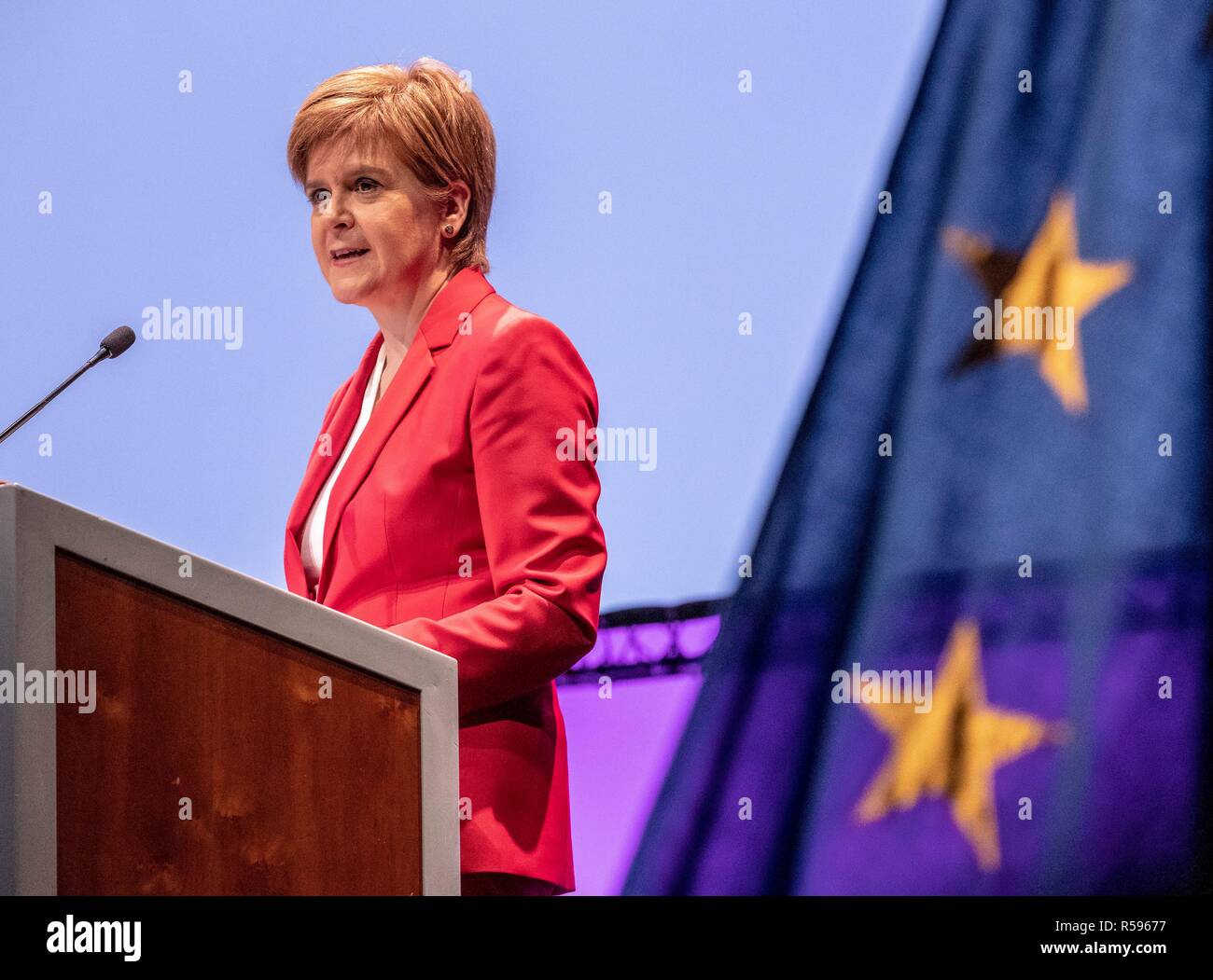 Edinburgh, Schottland, Großbritannien. 30. November 2018. Erster Minister von Schottland, Nicola Sturgeon nimmt an der Konferenz teil, die Schlusssitzung der Eurocities-2018. Sie teilt die Bühne mit Junge Botschafter, wie sie auf ihre Schlussfolgerungen aus der dreitägigen Konferenz in einer Sitzung unter dem Vorsitz von BBC-Journalist Allan wenig reflektieren. 1986 gegründet, EUROCITIES ist ein Netzwerk von europäischen Großstädten, in denen lokale Regierungen, die für 130 Millionen Bürger in 39 Ländern verantwortlich sind. Credit: Rich Dyson/Alamy leben Nachrichten Stockfoto