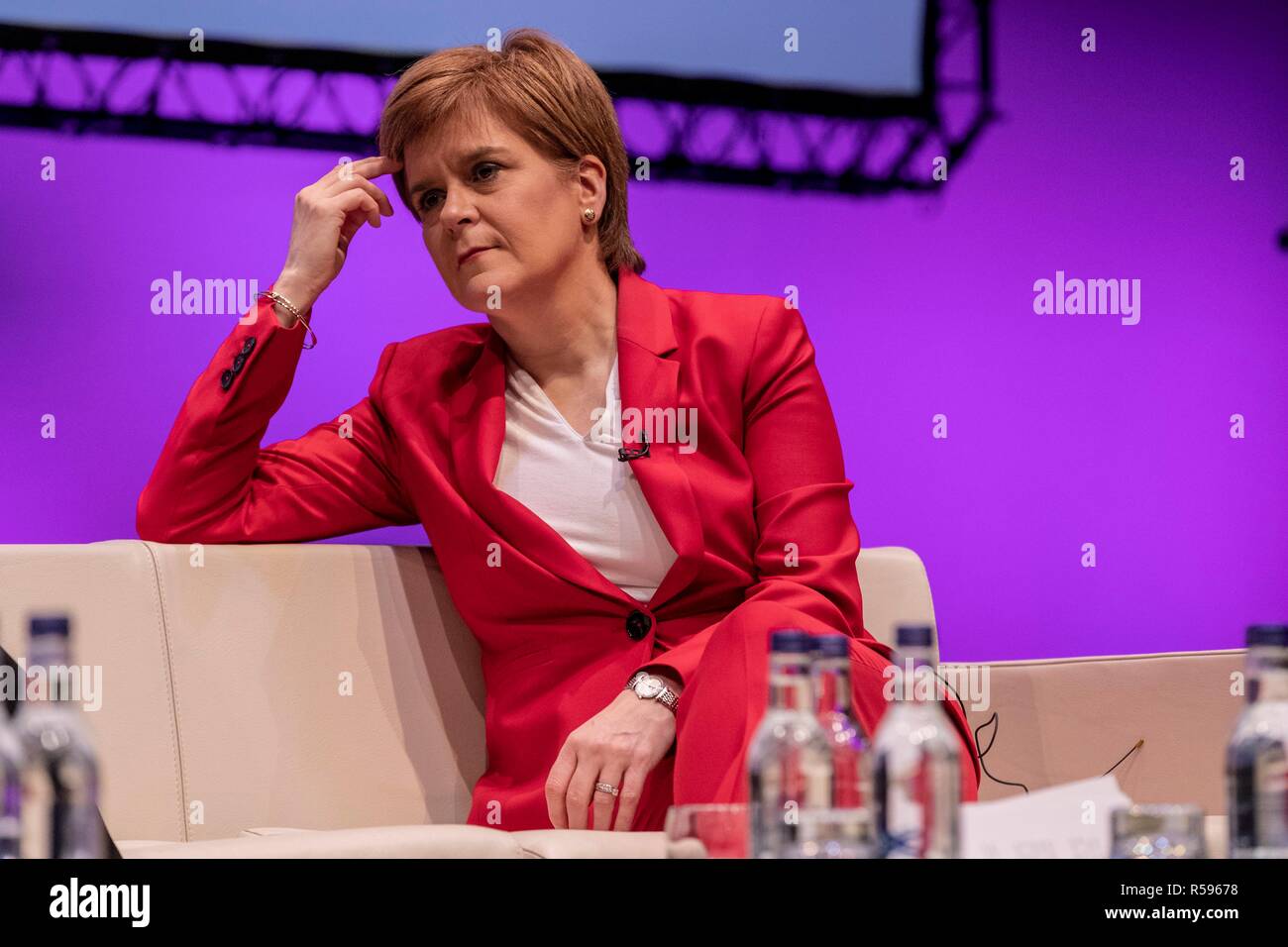 Edinburgh, Schottland, Großbritannien. 30. November 2018. Erster Minister von Schottland, Nicola Sturgeon nimmt an der Konferenz teil, die Schlusssitzung der Eurocities-2018. Sie teilt die Bühne mit Junge Botschafter, wie sie auf ihre Schlussfolgerungen aus der dreitägigen Konferenz in einer Sitzung unter dem Vorsitz von BBC-Journalist Allan wenig reflektieren. 1986 gegründet, EUROCITIES ist ein Netzwerk von europäischen Großstädten, in denen lokale Regierungen, die für 130 Millionen Bürger in 39 Ländern verantwortlich sind. Credit: Rich Dyson/Alamy leben Nachrichten Stockfoto
