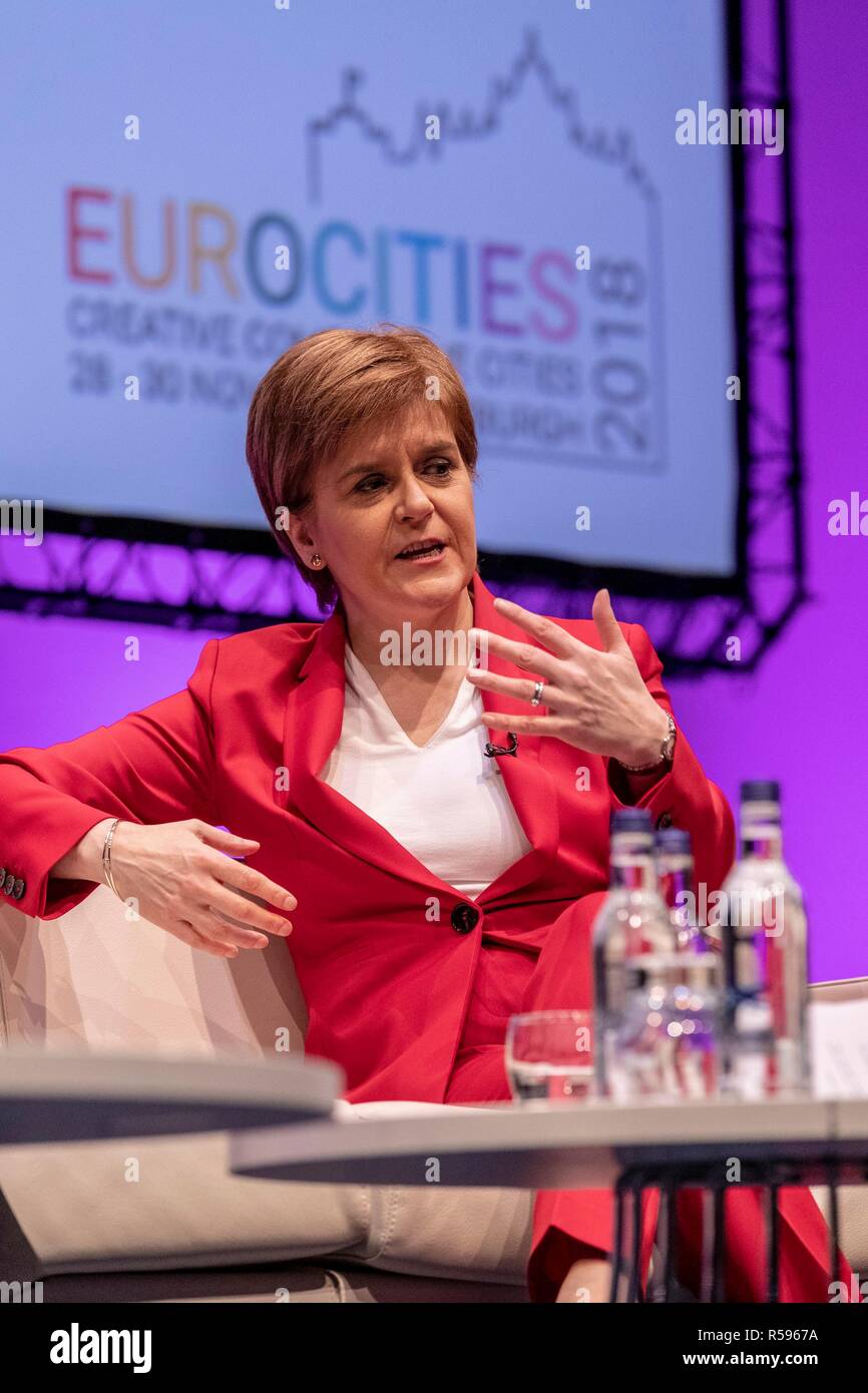 Edinburgh, Schottland, Großbritannien. 30. November 2018. Erster Minister von Schottland, Nicola Sturgeon nimmt an der Konferenz teil, die Schlusssitzung der Eurocities-2018. Sie teilt die Bühne mit Junge Botschafter, wie sie auf ihre Schlussfolgerungen aus der dreitägigen Konferenz in einer Sitzung unter dem Vorsitz von BBC-Journalist Allan wenig reflektieren. 1986 gegründet, EUROCITIES ist ein Netzwerk von europäischen Großstädten, in denen lokale Regierungen, die für 130 Millionen Bürger in 39 Ländern verantwortlich sind. Credit: Rich Dyson/Alamy leben Nachrichten Stockfoto