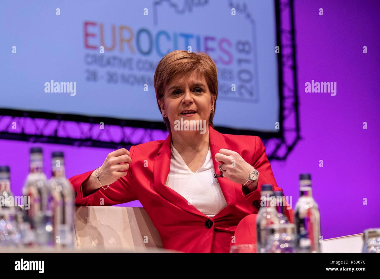 Edinburgh, Schottland, Großbritannien. 30. November 2018. Erster Minister von Schottland, Nicola Sturgeon nimmt an der Konferenz teil, die Schlusssitzung der Eurocities-2018. Sie teilt die Bühne mit Junge Botschafter, wie sie auf ihre Schlussfolgerungen aus der dreitägigen Konferenz in einer Sitzung unter dem Vorsitz von BBC-Journalist Allan wenig reflektieren. 1986 gegründet, EUROCITIES ist ein Netzwerk von europäischen Großstädten, in denen lokale Regierungen, die für 130 Millionen Bürger in 39 Ländern verantwortlich sind. Credit: Rich Dyson/Alamy leben Nachrichten Stockfoto
