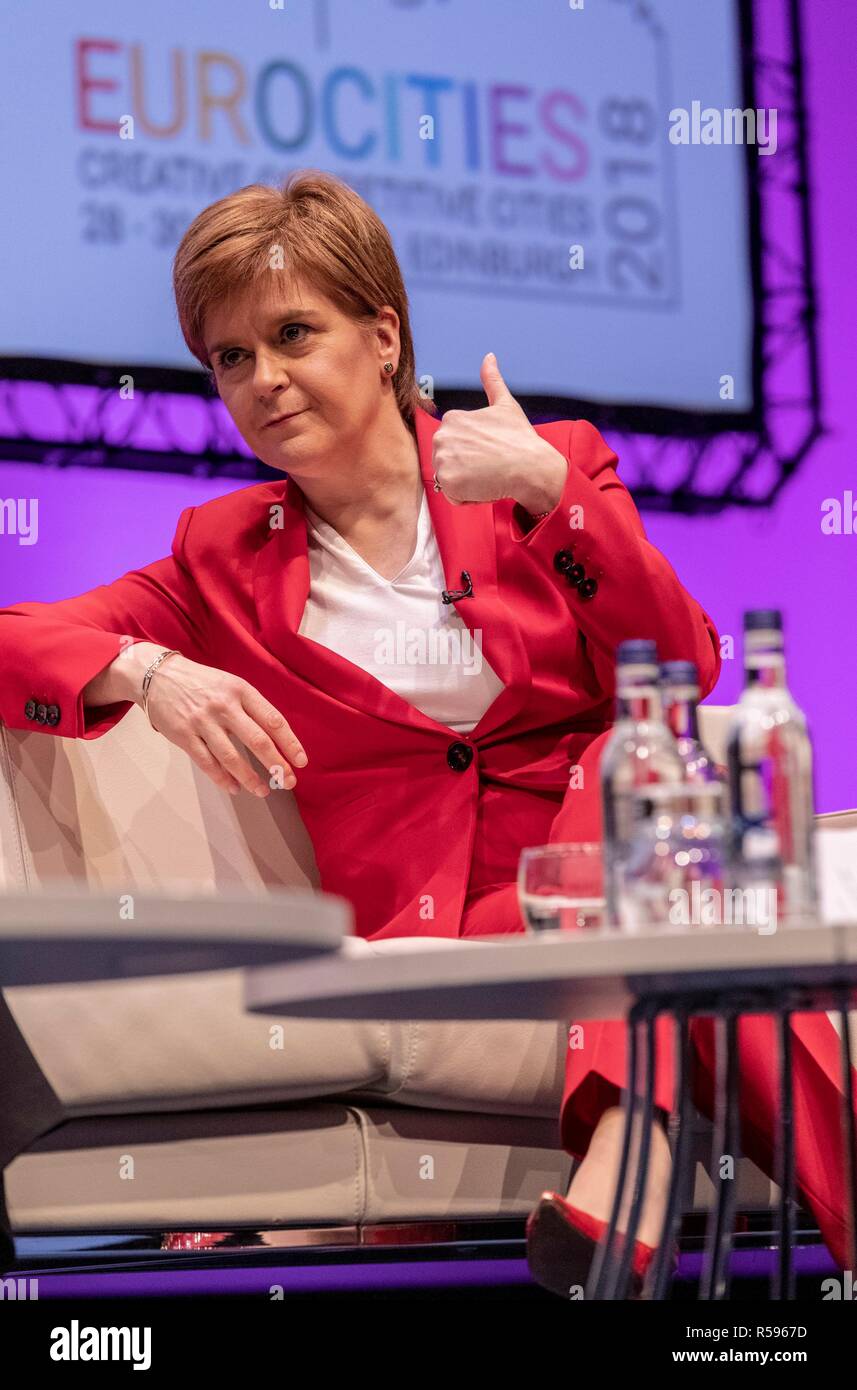 Edinburgh, Schottland, Großbritannien. 30. November 2018. Erster Minister von Schottland, Nicola Sturgeon nimmt an der Konferenz teil, die Schlusssitzung der Eurocities-2018. Sie teilt die Bühne mit Junge Botschafter, wie sie auf ihre Schlussfolgerungen aus der dreitägigen Konferenz in einer Sitzung unter dem Vorsitz von BBC-Journalist Allan wenig reflektieren. 1986 gegründet, EUROCITIES ist ein Netzwerk von europäischen Großstädten, in denen lokale Regierungen, die für 130 Millionen Bürger in 39 Ländern verantwortlich sind. Credit: Rich Dyson/Alamy leben Nachrichten Stockfoto