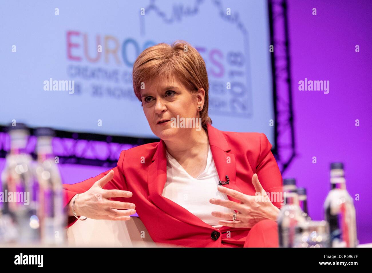 Edinburgh, Schottland, Großbritannien. 30. November 2018. Erster Minister von Schottland, Nicola Sturgeon nimmt an der Konferenz teil, die Schlusssitzung der Eurocities-2018. Sie teilt die Bühne mit Junge Botschafter, wie sie auf ihre Schlussfolgerungen aus der dreitägigen Konferenz in einer Sitzung unter dem Vorsitz von BBC-Journalist Allan wenig reflektieren. 1986 gegründet, EUROCITIES ist ein Netzwerk von europäischen Großstädten, in denen lokale Regierungen, die für 130 Millionen Bürger in 39 Ländern verantwortlich sind. Credit: Rich Dyson/Alamy leben Nachrichten Stockfoto