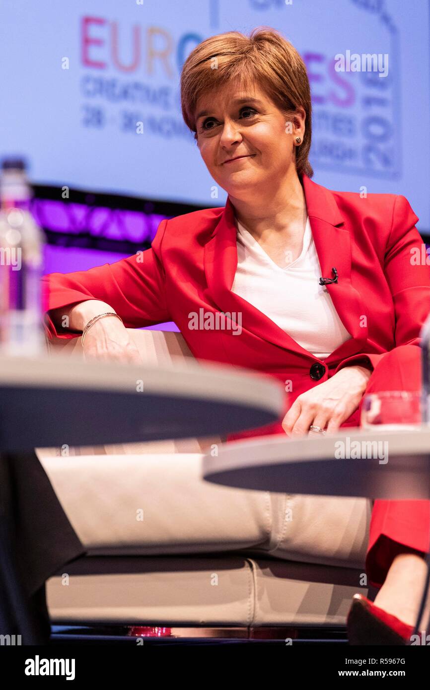 Edinburgh, Schottland, Großbritannien. 30. November 2018. Erster Minister von Schottland, Nicola Sturgeon nimmt an der Konferenz teil, die Schlusssitzung der Eurocities-2018. Sie teilt die Bühne mit Junge Botschafter, wie sie auf ihre Schlussfolgerungen aus der dreitägigen Konferenz in einer Sitzung unter dem Vorsitz von BBC-Journalist Allan wenig reflektieren. 1986 gegründet, EUROCITIES ist ein Netzwerk von europäischen Großstädten, in denen lokale Regierungen, die für 130 Millionen Bürger in 39 Ländern verantwortlich sind. Credit: Rich Dyson/Alamy leben Nachrichten Stockfoto