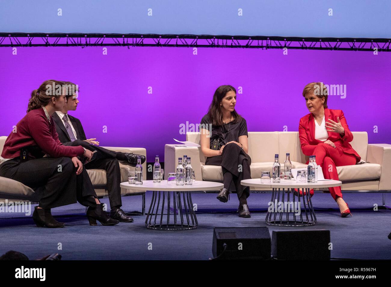 Edinburgh, Schottland, Großbritannien. 30. November 2018. Erster Minister von Schottland, Nicola Sturgeon nimmt an der Konferenz teil, die Schlusssitzung der Eurocities-2018. Sie teilt die Bühne mit Junge Botschafter, wie sie auf ihre Schlussfolgerungen aus der dreitägigen Konferenz in einer Sitzung unter dem Vorsitz von BBC-Journalist Allan wenig reflektieren. 1986 gegründet, EUROCITIES ist ein Netzwerk von europäischen Großstädten, in denen lokale Regierungen, die für 130 Millionen Bürger in 39 Ländern verantwortlich sind. Credit: Rich Dyson/Alamy leben Nachrichten Stockfoto