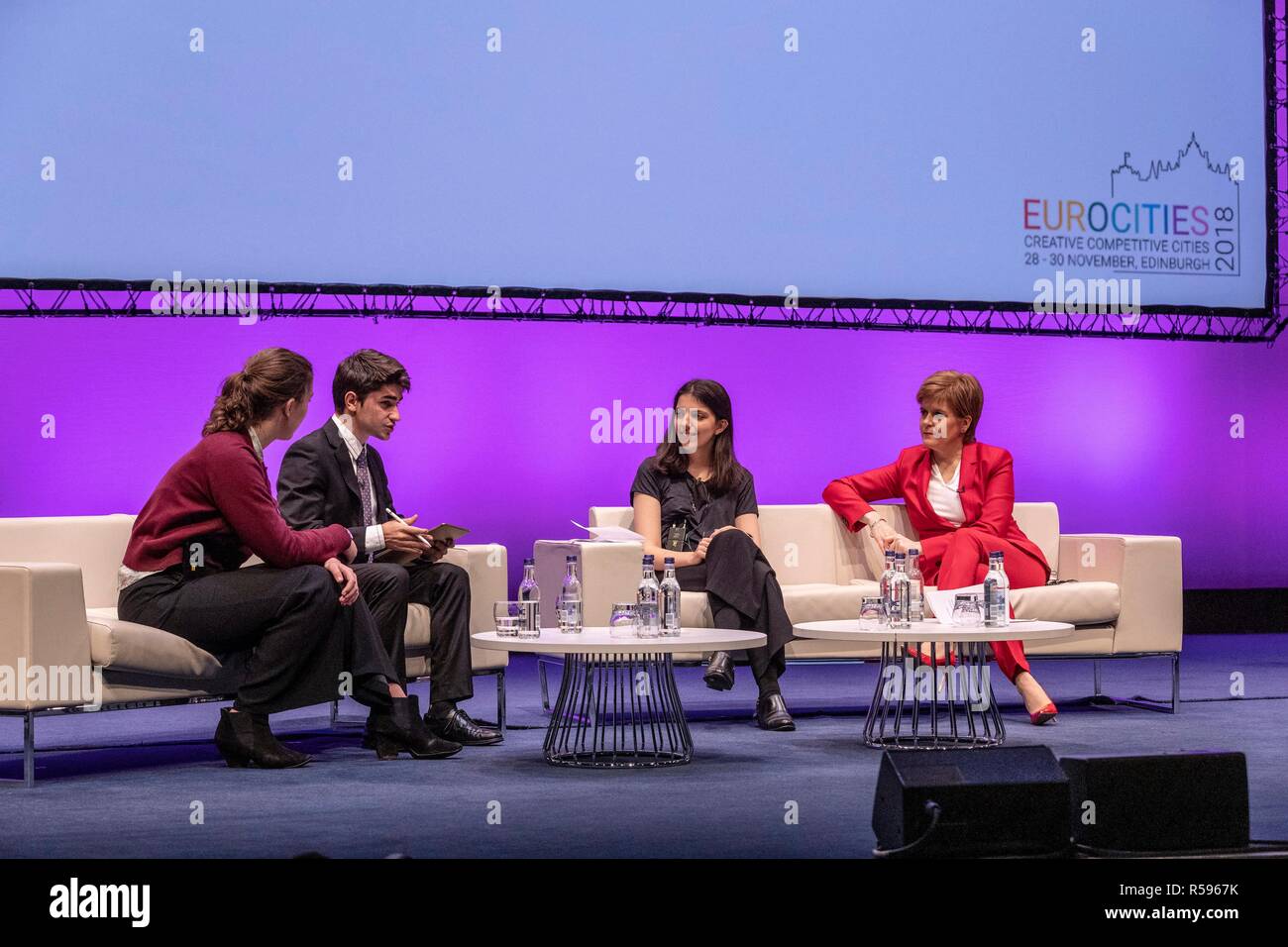 Edinburgh, Schottland, Großbritannien. 30. November 2018. Erster Minister von Schottland, Nicola Sturgeon nimmt an der Konferenz teil, die Schlusssitzung der Eurocities-2018. Sie teilt die Bühne mit Junge Botschafter, wie sie auf ihre Schlussfolgerungen aus der dreitägigen Konferenz in einer Sitzung unter dem Vorsitz von BBC-Journalist Allan wenig reflektieren. 1986 gegründet, EUROCITIES ist ein Netzwerk von europäischen Großstädten, in denen lokale Regierungen, die für 130 Millionen Bürger in 39 Ländern verantwortlich sind. Credit: Rich Dyson/Alamy leben Nachrichten Stockfoto