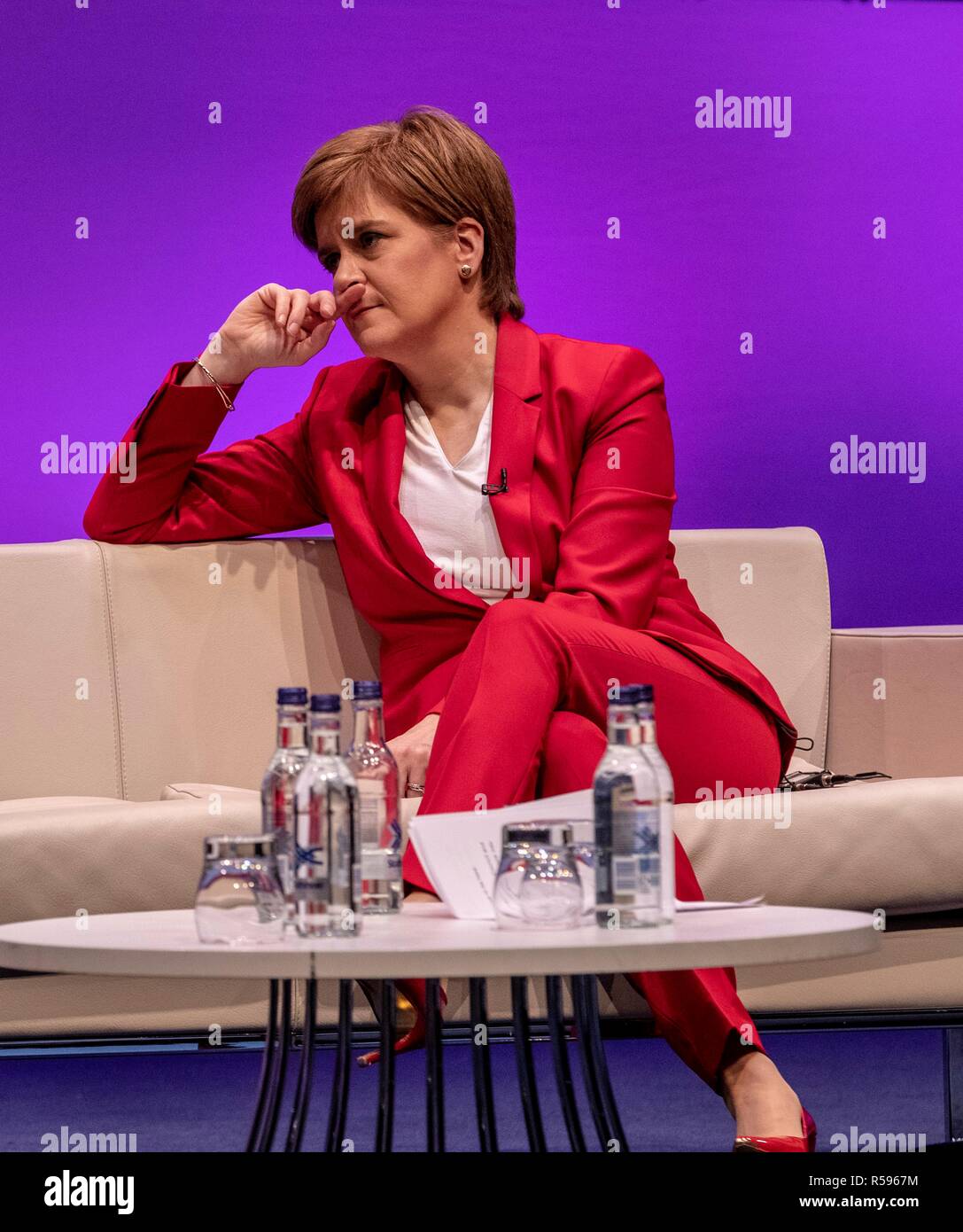 Edinburgh, Schottland, Großbritannien. 30. November 2018. Erster Minister von Schottland, Nicola Sturgeon nimmt an der Konferenz teil, die Schlusssitzung der Eurocities-2018. Sie teilt die Bühne mit Junge Botschafter, wie sie auf ihre Schlussfolgerungen aus der dreitägigen Konferenz in einer Sitzung unter dem Vorsitz von BBC-Journalist Allan wenig reflektieren. 1986 gegründet, EUROCITIES ist ein Netzwerk von europäischen Großstädten, in denen lokale Regierungen, die für 130 Millionen Bürger in 39 Ländern verantwortlich sind. Credit: Rich Dyson/Alamy leben Nachrichten Stockfoto