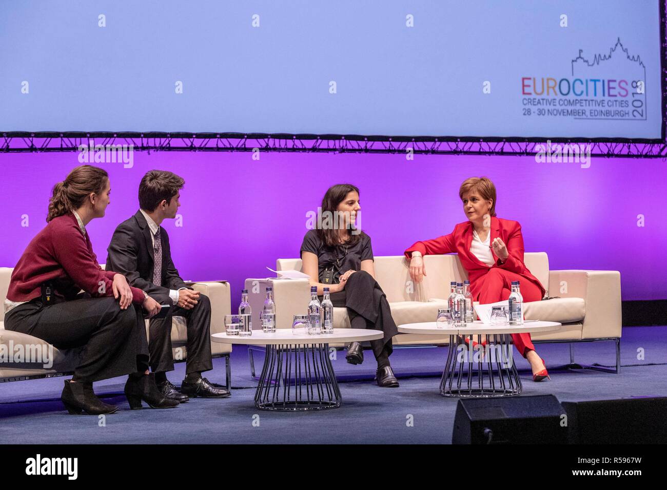 Edinburgh, Schottland, Großbritannien. 30. November 2018. Erster Minister von Schottland, Nicola Sturgeon nimmt an der Konferenz teil, die Schlusssitzung der Eurocities-2018. Sie teilt die Bühne mit Junge Botschafter, wie sie auf ihre Schlussfolgerungen aus der dreitägigen Konferenz in einer Sitzung unter dem Vorsitz von BBC-Journalist Allan wenig reflektieren. 1986 gegründet, EUROCITIES ist ein Netzwerk von europäischen Großstädten, in denen lokale Regierungen, die für 130 Millionen Bürger in 39 Ländern verantwortlich sind. Credit: Rich Dyson/Alamy leben Nachrichten Stockfoto