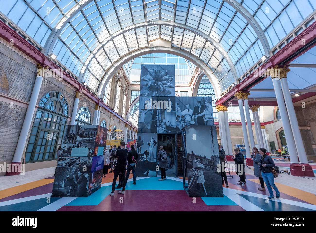 London, Großbritannien. 30. November 2018. Der Wintergarten direkt neben dem Theater wird wieder hergestellt. Alexandra Palace Theater neu öffnet und zum ersten Mal der Öffentlichkeit in 80 Jahren mit £ 27 Mio. Restaurierung, von der Heritage Lottery Fund und Haringey Council unterstützt. Ursprünglich im Jahr 1875 eröffnet, Alexandra Palace Theater war das Publikum wurden von Pantomime, Oper, Schauspiel, Ballett und Musik Halle unterhalten. Die Victorian engineering Marvel wieder öffnet im Dezember 2018 mit einem Programm von Theater, Musik, Comedy und Familie zeigt. Credit: Stephen Chung/Alamy leben Nachrichten Stockfoto