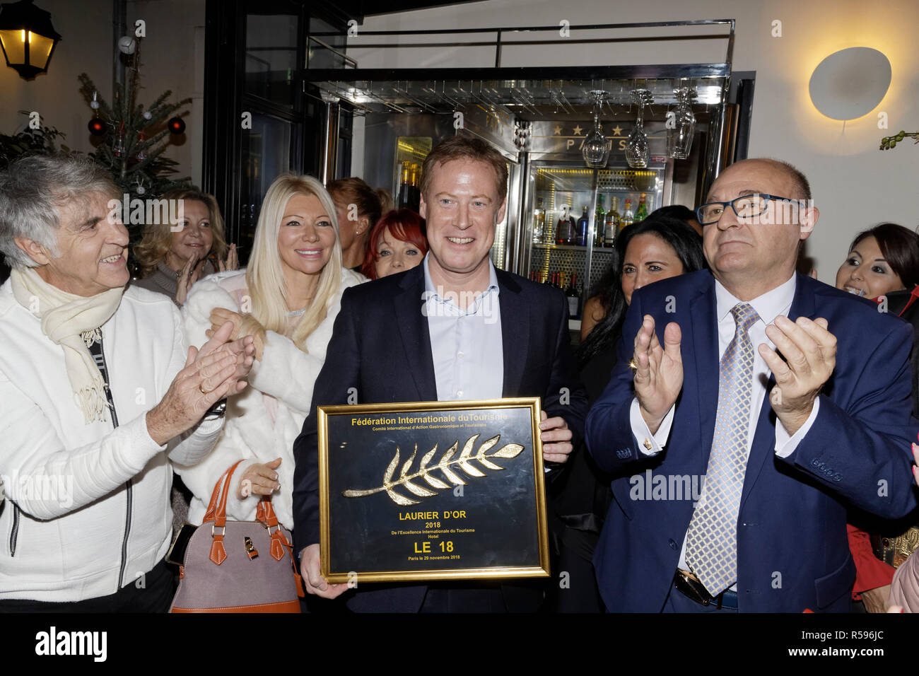 Paris, Frankreich. 29 Nov, 2018. Nadine Rodd, Thomas Chaumette, Maya Shane und Jean-Eric Duluc - Jean-Eric Duluc, Präsident der Internationalen Föderation der Tourismus ausgezeichnet Die 2018 Lauriers d'Or of Excellence International Hotel Tourismus zu Thomas Chaumette, von Best Western Hotel Le 18 Paris, am 29. November 2018. Quelle: Bernard Menigault/Alamy leben Nachrichten Stockfoto