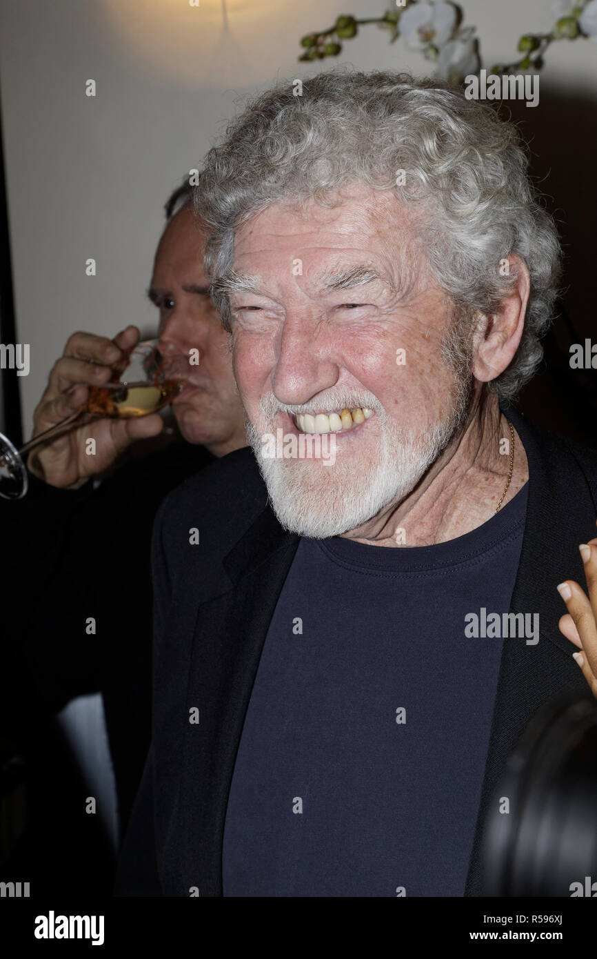 Paris, Frankreich. 29 Nov, 2018. Schauspieler Patrick Préjean - Jean-Eric Duluc, Präsident der Internationalen Föderation der Tourismus ausgezeichnet Die 2018 Lauriers d'Or of Excellence International Hotel Tourismus zu Thomas Chaumette, von Best Western Hotel Le 18 Paris, am 29. November 2018. Quelle: Bernard Menigault/Alamy leben Nachrichten Stockfoto