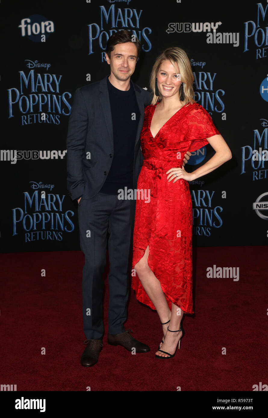 HOLLYWOOD, CA - 29. NOVEMBER: Topher Grace, Ashley Hinshaw, bei der Weltpremiere von Disney's Mary Poppins Renditen an den Dolby Theatre in Hollywood, Kalifornien am 29. November 2018. Credit: Faye Sadou/MediaPunch Stockfoto