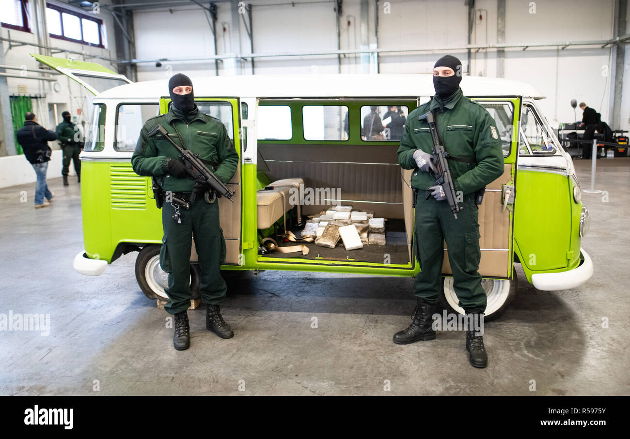 Hamburg, Deutschland. 30 Nov, 2018. Während einer Pressekonferenz, zwei zollbeamte stehen vor einem VW T1 Van, in dem der Zoll über 100 Kilogramm Kokain beschlagnahmt. Die Beamten entdeckten den 300 Kilo Drogen in einen Behälter aus der Dominikanischen Republik Anfang November. Credit: Daniel Reinhardt/dpa/Alamy leben Nachrichten Stockfoto