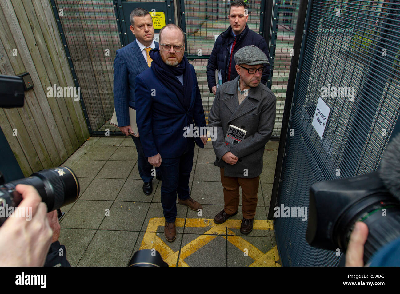 Musgrave Street Polizeistation, Belfast, UK. 30. Nov 2018. Barry McCaffrey und Trevor Birney Interview mit PSNI Offiziere zu Musgrave Street Polizeistation teilnehmen, {Stadt}. Die loughinisland Dokumentaristen wurden über einen angeblichen Diebstahl von vertraulichen Material von Polizei Watchdog in Frage gestellt. Sie wurden von ihren Anwälten Credit: Bonzo/Alamy Leben Nachrichten begleitet Stockfoto