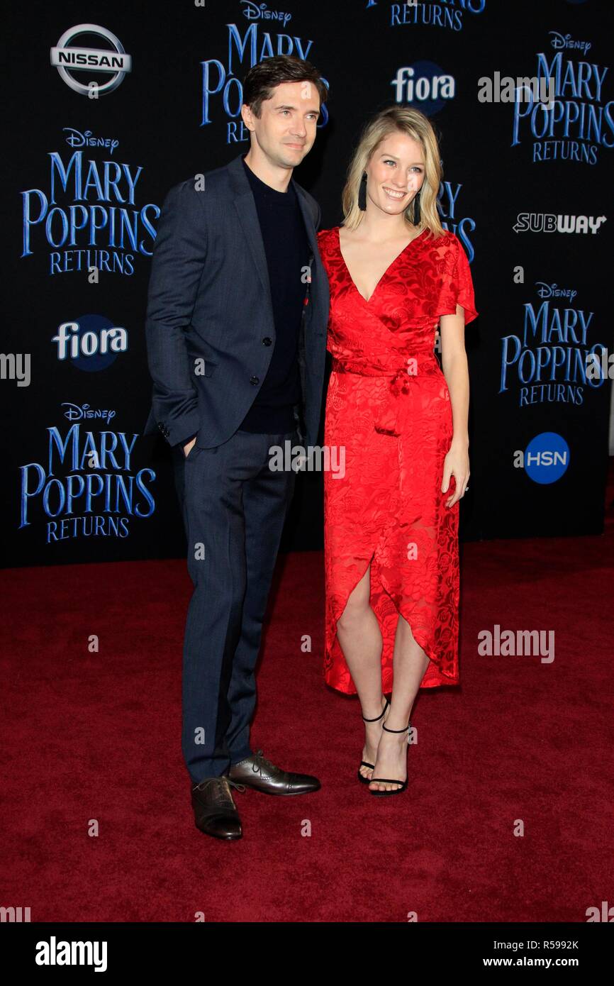 Topher Grace, Ashley Hinshaw in der Ankunftshalle für MARY POPPINS liefert Premiere, Dolby Theatre, Los Angeles, CA November 29, 2018. Foto von: Priscilla Grant/Everett Collection Stockfoto