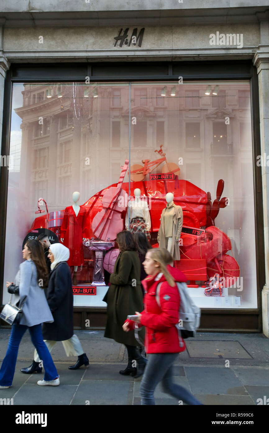 Die Oxford Street, London, UK. 30 Nov, 2018. Ist ein beschäftigter London Oxford Street mit Käufern mit 24 Tage bis Weihnachten. Credit: Dinendra Haria/Alamy leben Nachrichten Stockfoto