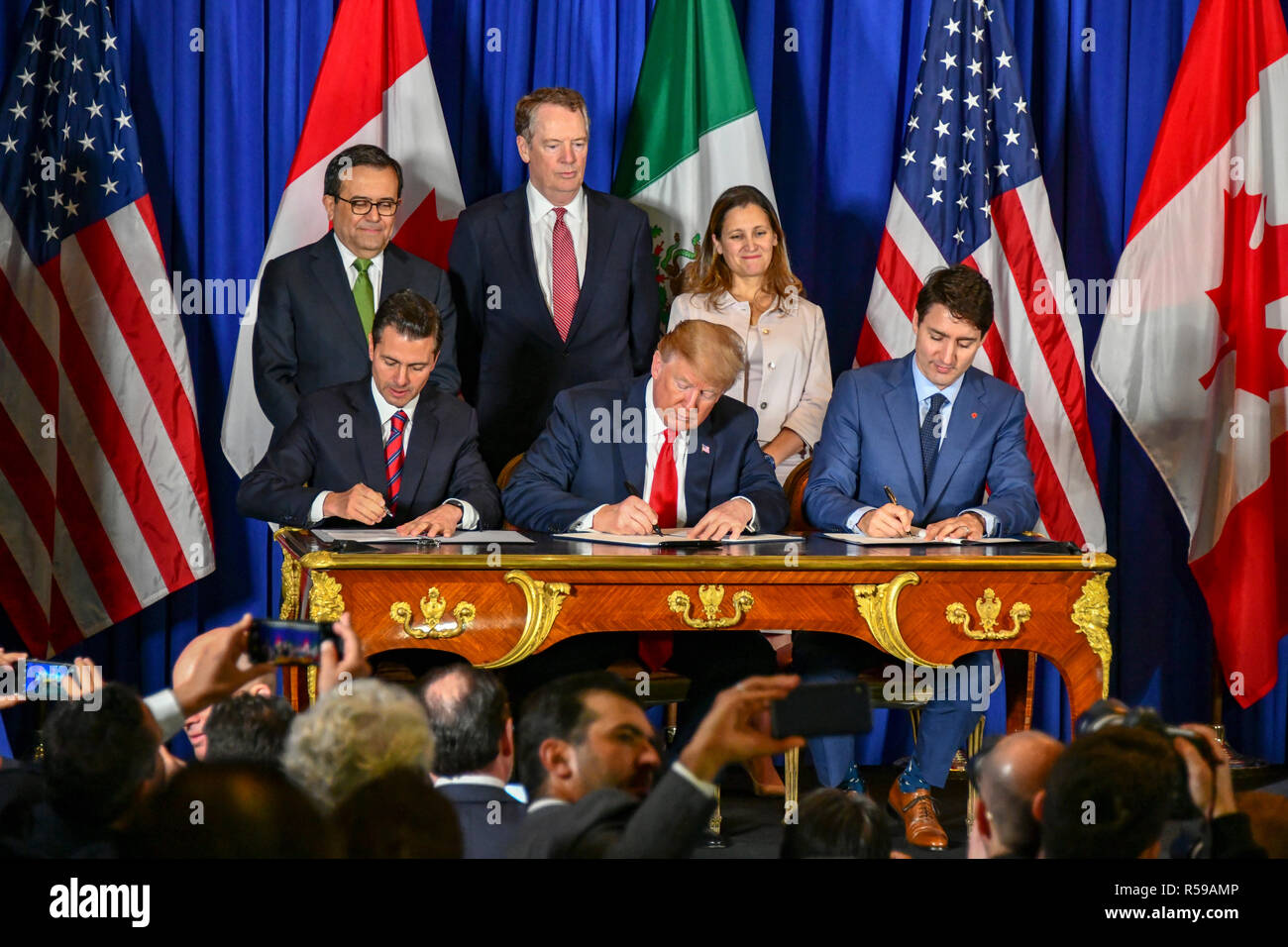 Us-Präsident Donald Trump, Mitte, kanadische Premierminister Justin Trudeau, rechts, und der mexikanische Präsident Enrique Pena Neto, Links, während einer Zeremonie für die neue NAFTA Handelsabkommen namens USMCA November 30, 2018 in Buenos Aires, Argentinien. Stockfoto