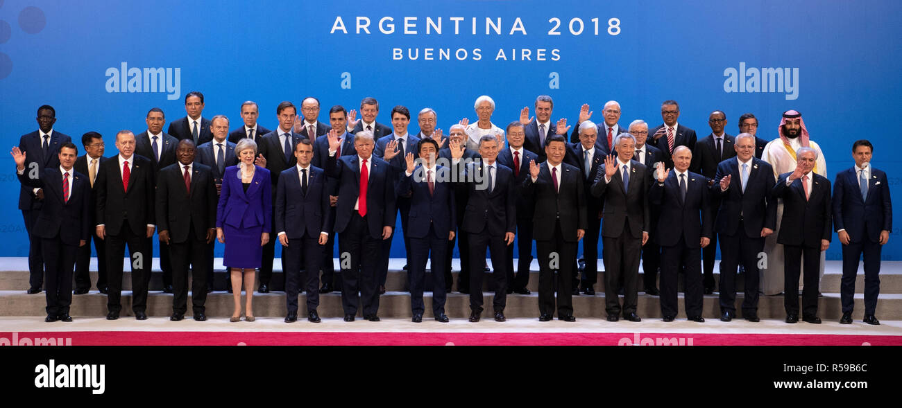 Buenos Aires, Argentinien. 30 Nov, 2018. Die Teilnehmer des Gipfeltreffens haben eine Familie Foto im Konferenzzentrum des G20-Gipfels in Buenos Aires, einige Welle getroffen. Ab 30.11.1996-1.12 .2018 der G20-Gipfel findet in Buenos Aires. Die "Gruppe der 20" vereint die stärksten Industrienationen und Schwellenländer. RECROP Credit: Ralf Hirschberger/dpa/Alamy leben Nachrichten Stockfoto
