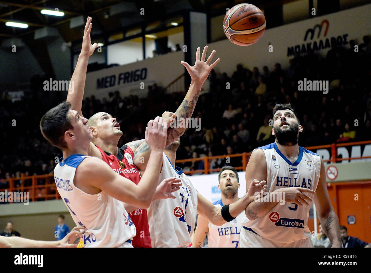 Patras, Griechenland. 30 Nov, 2018. Basketball: WM-Qualifikation,  Griechenland - Deutschland, Europa, 2. Runde, Gruppe L, 3. Spieltag:  Deutsche Maik Zirbes (2. von links) und Griechischen Giannoulis Larentzakis  (l), Panagiotis Vasilopoulos und Ioannis