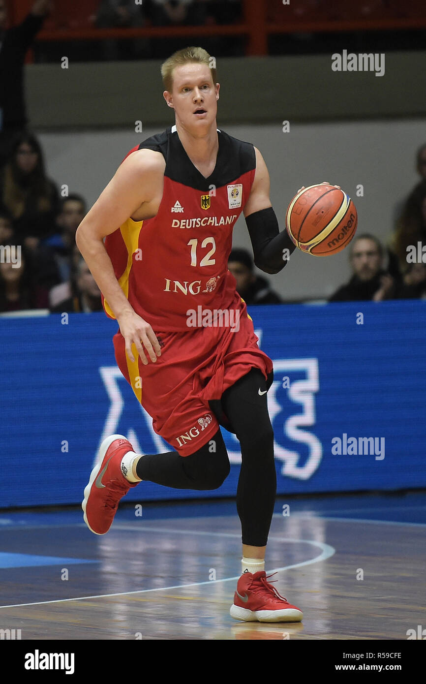 Patras, Griechenland. 30 Nov, 2018. Basketball: WM-Qualifikation,  Griechenland - Deutschland, Europa, 2. Runde, Gruppe L, 3. Spieltag:  Deutsche Robin Benzing führt den Ball. Credit: Angelos Tzortzinis/dpa/Alamy  leben Nachrichten Stockfotografie - Alamy