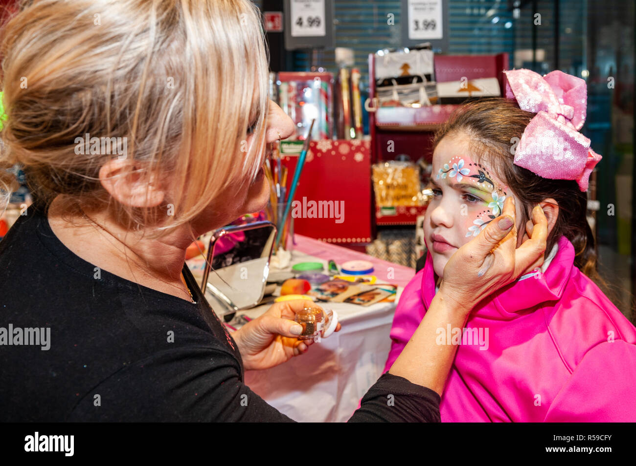 Bantry West Cork Irland 30 Nov 18 Selina Von Premier Kinderschminken Irland Malt Das Gesicht Von Elizabeth Burke Bantry Am Jahrestag Der Eroffnung Von Lidl Bantry Credit Andy Gibson Alamy Leben Nachrichten Stockfotografie