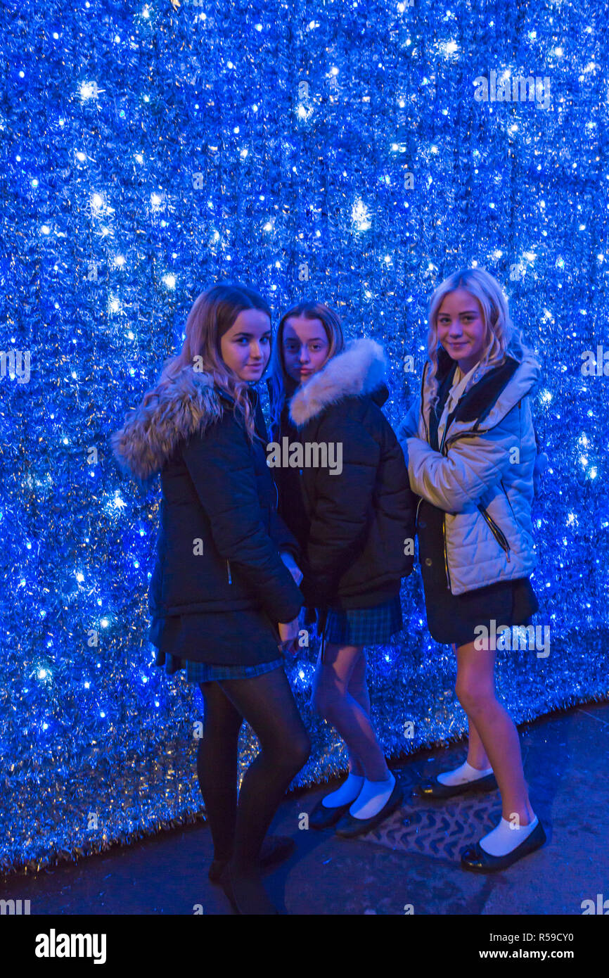 Bournemouth, Dorset, Großbritannien. 30 Nov, 2018. Bournemouth Weihnachtsbaum Wunderland mit mehr als 100 glitzernden Bäume und Beleuchtung. Einige der Bäume sind thematisch in sechs Städten rund um die Welt zu repräsentieren. Das Bournemouth Wunderland Baum ist eine exemplarische Vorgehensweise Baum stehend 60 Fuß hoch und die Farbe ändert. Besucher können den Spuren folgen. Mädchen im Spaziergang durch Bournemouth Wunderland Baum. Credit: Carolyn Jenkins/Alamy leben Nachrichten Stockfoto