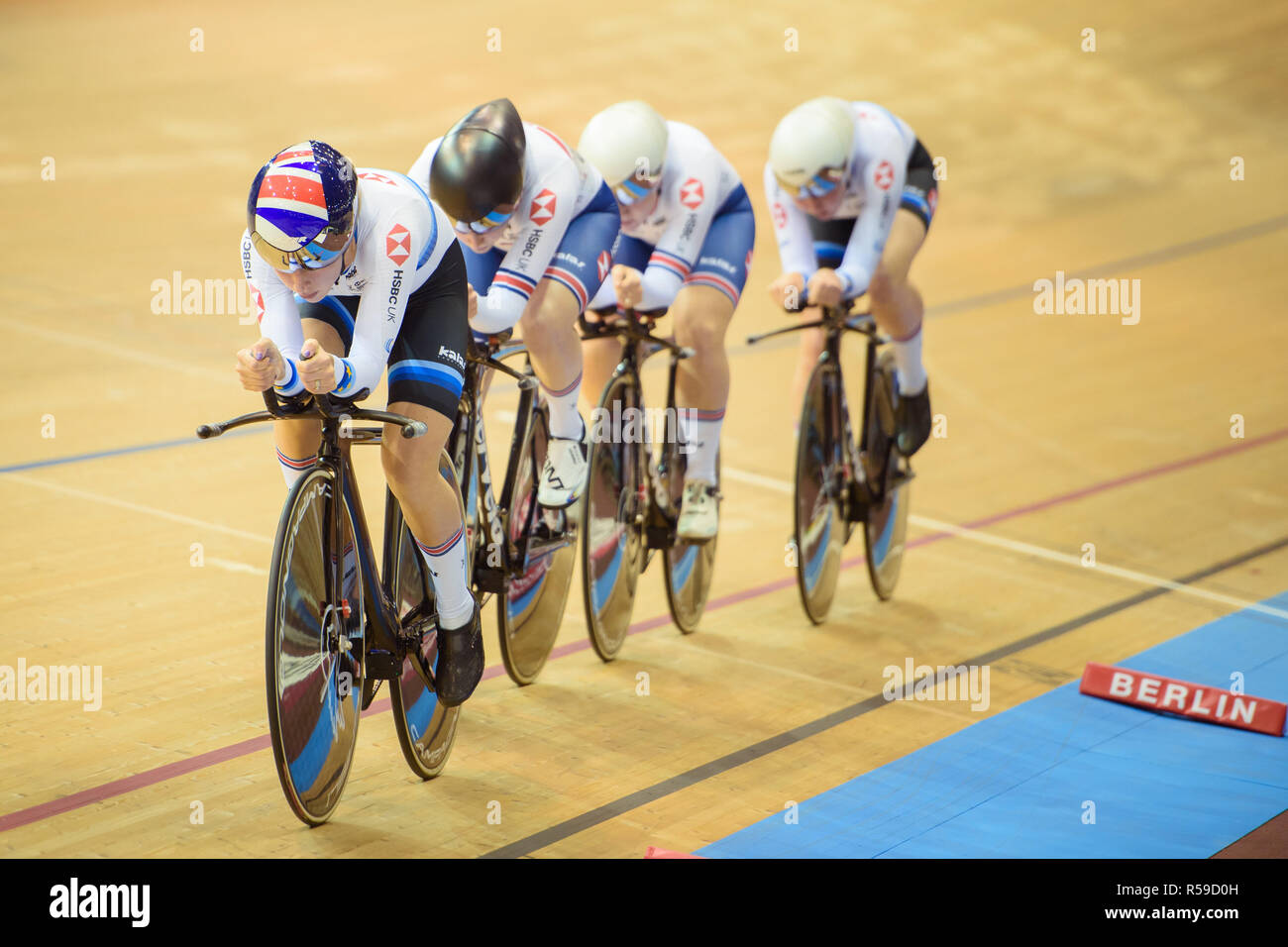 Berlin, Deutschland. 30 Nov, 2018. Radfahren: Bahnrad-WM. Die Mannschaft von Großbritannien Fahrten über den Radweg im Finale der Frauen team Verfolgung in das Velodrom. Credit: Gregor Fischer/dpa/Alamy leben Nachrichten Stockfoto